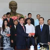  Phó Thủ tướng Vũ Văn Ninh tặng quà cho các Doanh nhân trẻ khởi nghiệp xuất sắc. (Ảnh: Doãn Tấn/TTXVN)