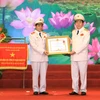 Đại tướng Trần Đại Quang trao tặng Huân chương Quân công hạng Nhì của Chủ tịch nước cho Thiếu tướng Nguyễn Đức Chung, Giám đốc Công an Thành phố Hà Nội. (Ảnh: Doãn Tấn/TTXVN)