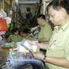 Lực lượng chức năng kiểm tra sản phẩm chăm sóc da mặt tại một cửa hàng. (Ảnh: Trần Việt/TTXVN)