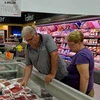Khách hàng chọn mua các sản phẩm thịt tại siêu thị "Super U" ở Neuville-aux-Bois (Pháp). (Nguồn: AFP/TTXVN)