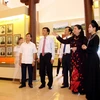 Phó Chủ tịch Quốc hội Tòng Thị Phóng và các đại biểu tham quan Nhà lưu niệm trong Khu di tích Ban Thường trực Quốc hội tại Tuyên Quang. (Ảnh: Quang Cường/TTXVN)