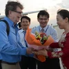 Giáo sư George Smoot tại sân bay Phù Cát, Bình Định. (Nguồn: binhdinh.gov.vn)