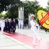 Lãnh đạo Đảng, Nhà nước đặt vòng hoa tại Đài tưởng niệm các Anh hùng Liệt sỹ. (Ảnh: Phạm Kiên/TTXVN)