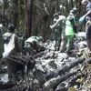 Nhân viên cứu hộ Indonesia tại khu vực máy bay rơi. (Nguồn: AFP/TTXVN)
