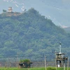 Tiền đồn quân sự Hàn Quốc (phía dưới) và Triều Tiên (phía trên) được nhìn từ thành phố biên giới Paju. (Nguồn: AFP/TTXVN)