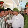 Phó Thủ tướng Nguyễn Xuân Phúc thăm hỏi, dặn dò những người được xét đặc xá trong dịp Quốc khánh 2/9 tại Trại giam Xuân Lộc. (Ảnh: Sỹ Tuyên/TTXVN)