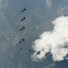 Máy bay chiến đấu của Hàn Quốc và Mỹ diễn tập mô phỏng vụ ném bom vào mục tiêu của đối phương hôm 22/8. (Nguồn: Yonhap/TTXVN)