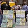 Người lao động đọc thông báo tuyển dụng trên đường phố Sao Paulo, Brazil. (Nguồn: AP)