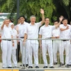 Thủ tướng đương nhiệm Singapore Lý Hiển Long và các thành viên Đảng Hành động Nhân dân (PAP) tại điểm đăng ký Raffles Institution. (Ảnh: Mỹ Bình/Vietnam+)