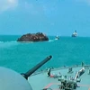 Tàu RSS Resilience hộ tống tàu Permata 1 (giữa) tới vùng biển Singapore. (Nguồn: Bộ Quốc phòng Singapore)