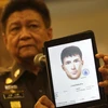 Phát ngôn viên cảnh sát Trung tướng Prawuth Thavornsiri cùng bức phác họa chân dung của một trong ba người đàn ông mà chính quyền Thái Lan phát lệnh truy nã. (Nguồn: AP)