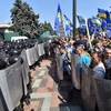 Những người phản đối thay đổi Hiến pháp Ukraine đụng độ với cảnh sát trước tòa nhà Quốc hội tại Kiev. (Nguồn: AFP/TTXVN)