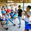 Chuyên gia Nguyễn Hoàng Khắc Hiếu tham gia trò chơi tập thể. (Nguồn: Connect Tour)