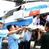 Trực thăng của Sư đoàn Không quân 370 chuyển bệnh nhân Nguyễn Thành Trung vào Bệnh viện 175 cấp cứu. (Ảnh: Phương Vy/TTXVN)