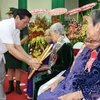 Bí thư Tỉnh ủy Trà Vinh Trần Trí Dũng trao Bằng công nhận danh hiệu Bà mẹ Việt Nam Anh hùng cho các mẹ. (Ảnh: Phúc Sơn/TTXVN)