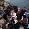 Người di cư tới bờ biển đảo Lesbos sau khi vượt biển Aegean từ Thổ Nhĩ Kỳ. (Nguồn: AFP/TTXVN)