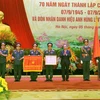 Phó Thủ tướng Nguyễn Xuân Phúc trao tặng danh hiệu Anh hùng lực lượng vũ trang nhân dân cho Cục Tác chiến. (Ảnh: Trọng Đức/TTXVN)