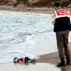 Xác cậu bé di cư Syria Aylan Kurdi trôi dạt vào bờ biển ở một resort. (Nguồn: independent.co.uk)