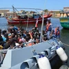 Một nhóm người di cư được thuyền của hải quân Hy Lạp đưa vào một căn cứ hải quân ở Alexandria. (Nguồn: alarabiya.net)