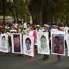Thân nhân của 43 sinh viên mất tích và đại diện các tổ chức xã hội tham gia cuộc tuần hành ở Mexico City. (Nguồn: AFP/TTXVN)
