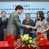 Lễ ký kết thỏa thuận hợp tác giữa Bộ Thông tin và Truyền thông Việt Nam với Tổng cục Bưu chính Quốc gia Trung Quốc. (Ảnh: Minh Quyết/TTXVN)