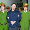 Dẫn giải bị cáo Nguyễn Mạnh Tường về trại giam sau Phiên tòa sơ thẩm. (Ảnh: Doãn Tấn/TTXVN)