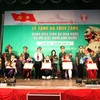 Trao tặng danh hiệu vinh dự cho các "Bà mẹ Việt Nam Anh hùng" tại buổi lễ. (Ảnh: Văn Trí/TTXVN)