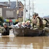 Binh sỹ Nhật Bản giúp sơ tán người dân tại thành phố Joso, tỉnh Ibaraki, khu vực chịu thiệt hại nặng nề nhất của của trận lũ lịch sử này. (Nguồn: AFP/TTXVN)