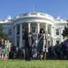Tổng thống Mỹ Barack Obama cùng phu nhân và nhân viên của Nhà Trắng tưởng niệm nạn nhân vụ khủng bố 11/9. (Nguồn: mirror.co.uk)