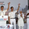 Thủ tướng Singapore Lý Hiển Long (trái) và các thành viên đảng PAP sau khi kết quả bầu cử được công bố. (Nguồn: AFP/TTXVN)