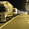 Đoàn xe tải xếp hàng dài trên đường cao tốc gần Batrovci ở biên giới Serbia-Croatia ngày 23/9. (Nguồn: AFP/TTXVN)
