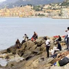 Người di cư tại bờ biển Ventimiglia, Italy. (Nguồn: AFP/TTXVN)