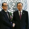 Bộ trưởng Ngoại giao Triều Tiên Ri Su-Yong và Tổng thư ký Liên hợp quốc Ban Ki-moon trong cuộc gặp bên lề phiên họp của Đại hội đồng Liên hợp quốc. (Nguồn: AFP/TTXVN)