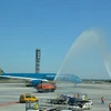 Màn phun cầu vồng nước khi chiếc máy bay A350 bắt đầu lăn bánh trên đường băng của sân bay Charles de Gaulle (Paris) chiều 1/10. (Ảnh: Bích Hà/Vietnam+)