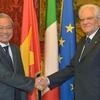 Tổng thống Italy Sergio Mattarella (phải) và Đại sứ Cao Chính Thiện trong buổi trình Quốc thư. (Nguồn: Phủ Tổng thống Italy)