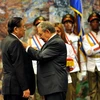 Chủ tịch Cuba Raúl Castro trao tặng Chủ tịch Lào Choummaly Sayasone Huân chương José Martí. (Ảnh: Lê Hà/TTXVN​)