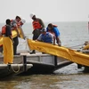 Công nhân đặt rào chắn ngăn dầu loang ở Vịnh Mexico. (Nguồn: AFP/TTXVN)