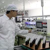 Sản xuất đèn Led tiết kiệm năng lượng của Công ty Kim Đỉnh tại Khu Công nghệ cao Thành phố Hồ Chí Minh. (Ảnh: Thanh Vũ/TTXVN)