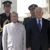 Tổng thống Ấn Độ Pranab Mukherjee và người đồng cấp Palestine Mahmoud Abbas tại lễ đón. (Nguồn: thehindu.com)