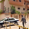 Một cảnh sát đứng canh gác bên ngoài lãnh sự quán Tunisia ở Tripoli. (Nguồn: AFP)