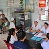 Khám chữa bệnh cho trẻ em tại trạm y tế xã Phú Tân, huyện Châu Thành, thành phố Sóc Trăng. (Ảnh: An Hiếu/TTXVN)