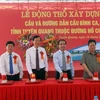 Đại diện lãnh đạo Bộ Giao thông Vận tải và lãnh đạo tỉnh Tuyên Quang thực hiện nghi thức bấm nút phát động khởi công cầu Bình Ca. (Ảnh: Quang Cường/TTXVN)