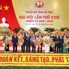 Chủ tịch Quốc hội Nguyễn Sinh Hùng và Phó Thủ tướng Nguyễn Xuân Phúc với các cán bộ đã từng tham gia Ban Thường vụ Tỉnh ủy Hà Tĩnh khóa XVII. (Ảnh: Nhan Sáng/TTXVN)