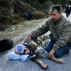 Người tị nạn Syria kiệt sức sau khi vượt Biển Aegean tới đảo Lesbos của Hy Lạp từ Thổ Nhĩ Kỳ. (Nguồn: AFP/TTXVN)