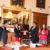 Đại sứ Lê Linh Lan trao tranh khảm trai Hồ gươm cho thị trưởng Braulio Alvarez. (Ảnh: Việt Hòa/Vietnam+)