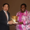 Bộ trưởng Nguyễn Bắc Son trao tặng phẩm cho Bộ trưởng Truyền thông Nam Phi Faith Muthambi. (Ảnh: Mạnh Hùng/Vietnam+)