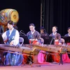Dàn nhạc dân tộc Hàn Quốc biểu diễn trong một đêm giao lưu văn hóa. (Ảnh: Lan Anh/TTXVN)