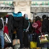 Cảnh giải tỏa điểm nóng nhập cư tại nhà ga Austerlitz, ngay giữa trung tâm Paris vào tháng Chín. (Nguồn: Báo Le Figaro)