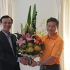 Đại sứ Lương Thanh Nghị (trái) tặng hoa chúc mừng ông Chu Quang Hòa nhân dịp khai trương Văn phòng đại diện Khoa học và Công nghệ ở Sydney. (Ảnh: Khánh Linh/Vietnam+)