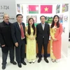 Đại sứ Lê Ánh (thứ 2 từ phải sang) trước gian hàng của Vệt Nam tại triển lãm. (Ảnh: Duy Trinh/Vietnam+)